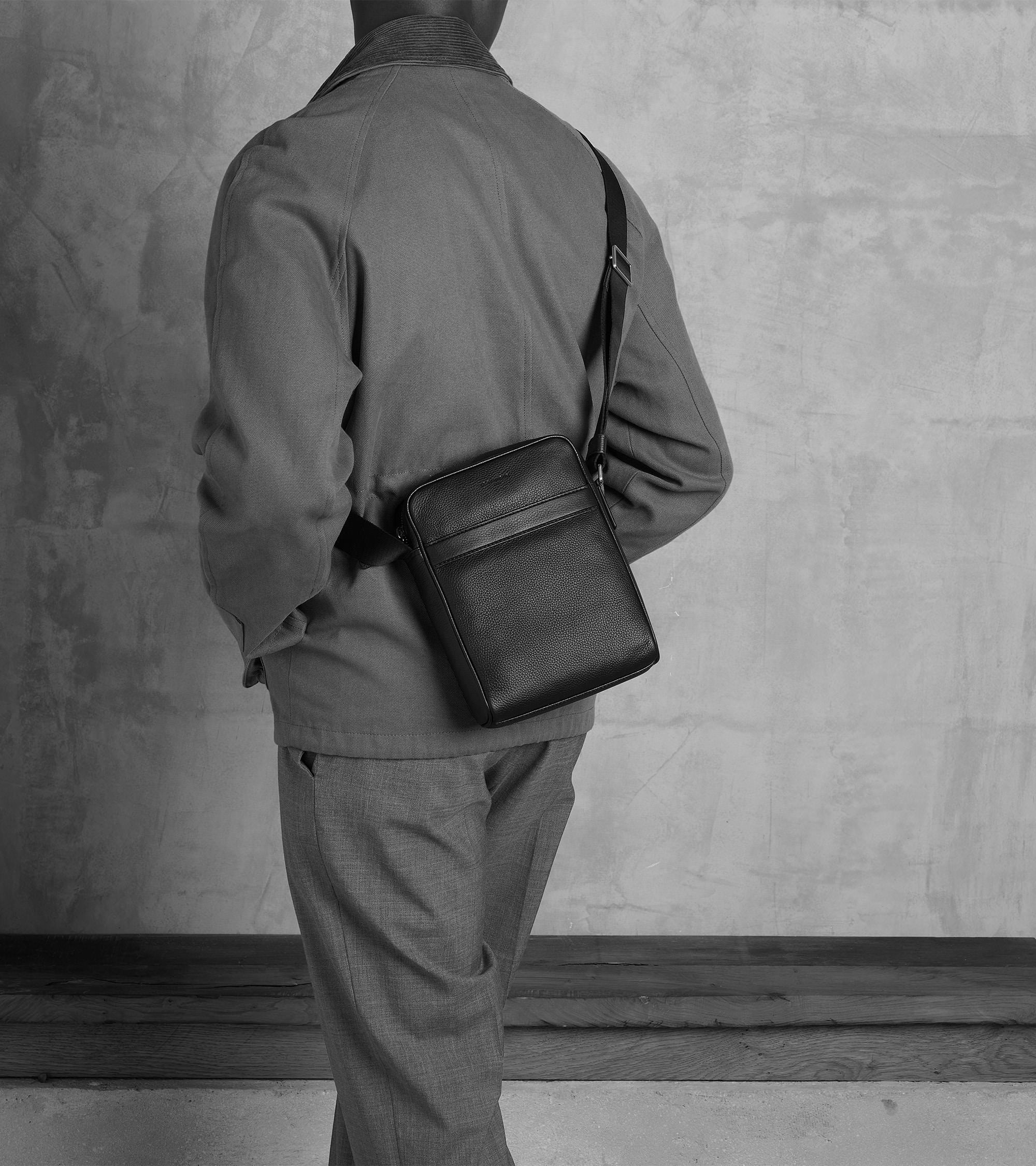 Bolsa media Charles de piel texturizada