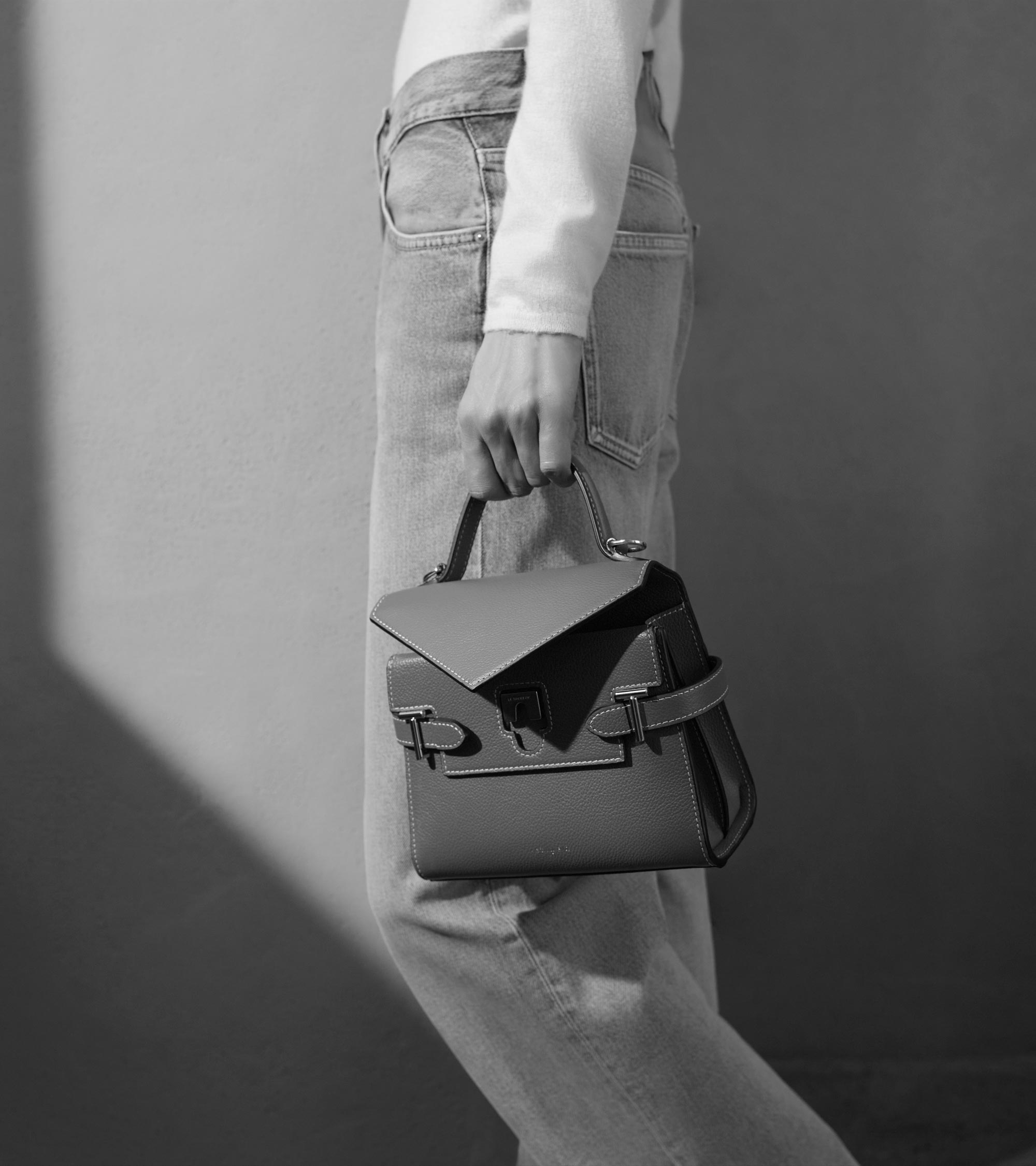 Bolso de mano pequeño Emilie de piel texturizada con doble solapa