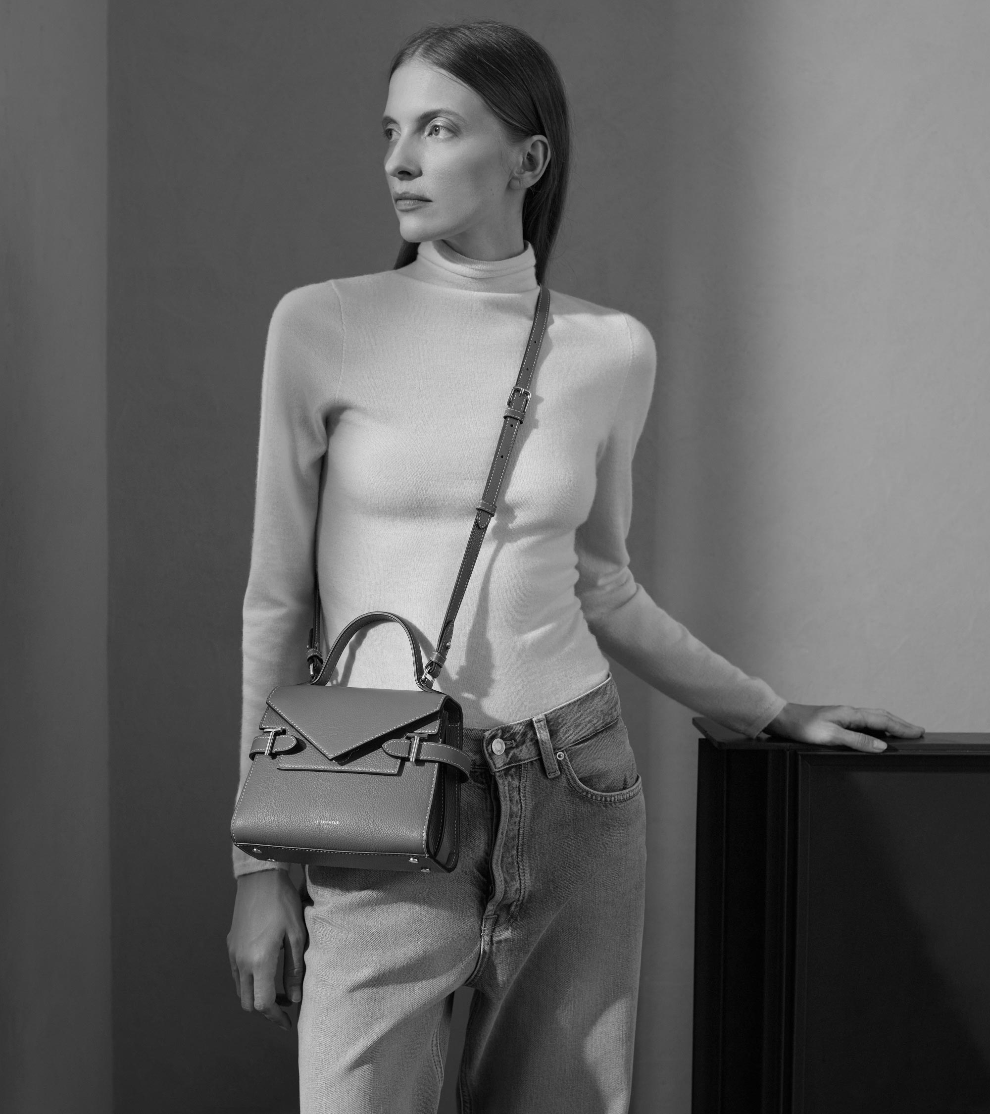 Bolso de mano pequeño Emilie de piel texturizada con doble solapa