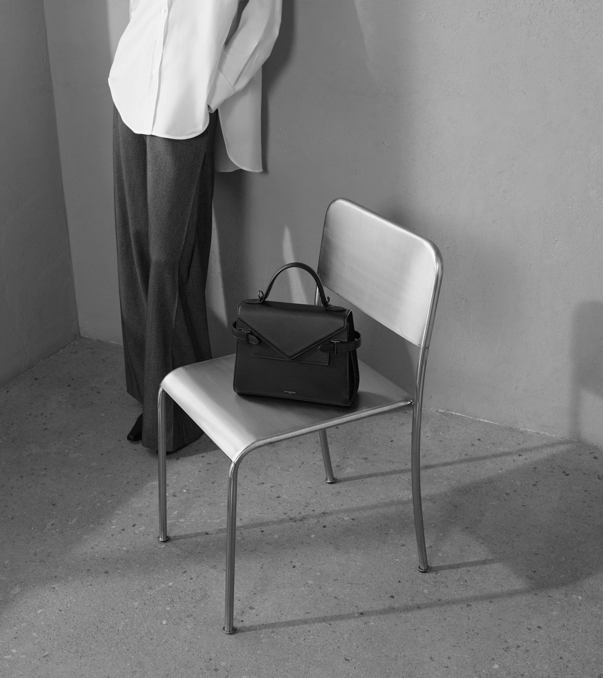 Bolso de mano mediano Emilie de piel texturizada con doble solapa