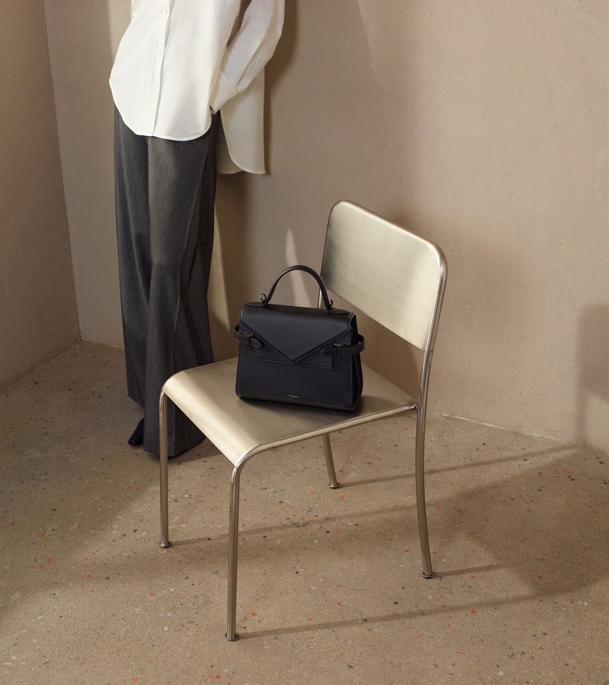 Bolso de mano mediano Emilie de piel texturizada con doble solapa