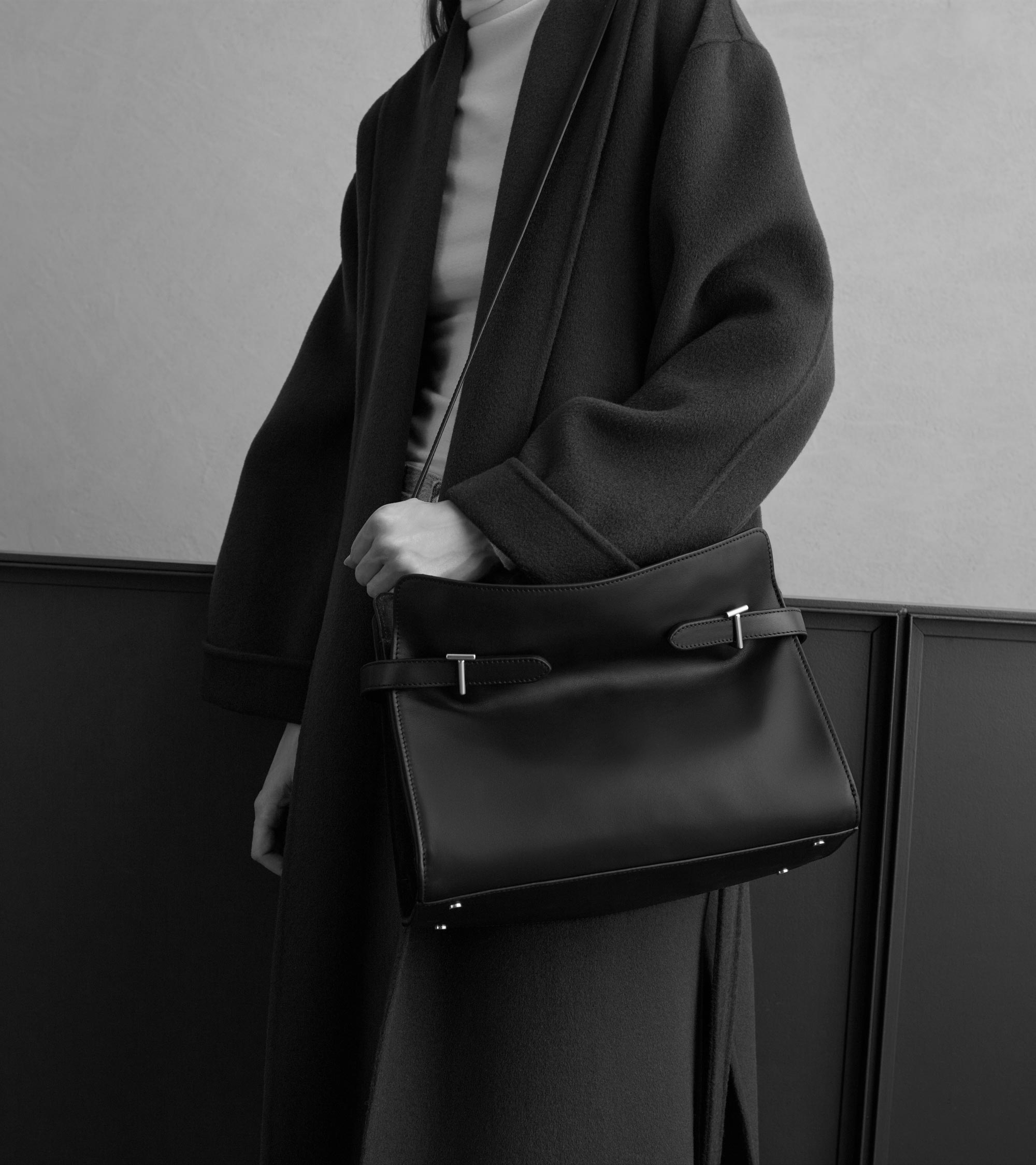 Bolso grande modelo Emie de hombro de piel granulada y nobuk