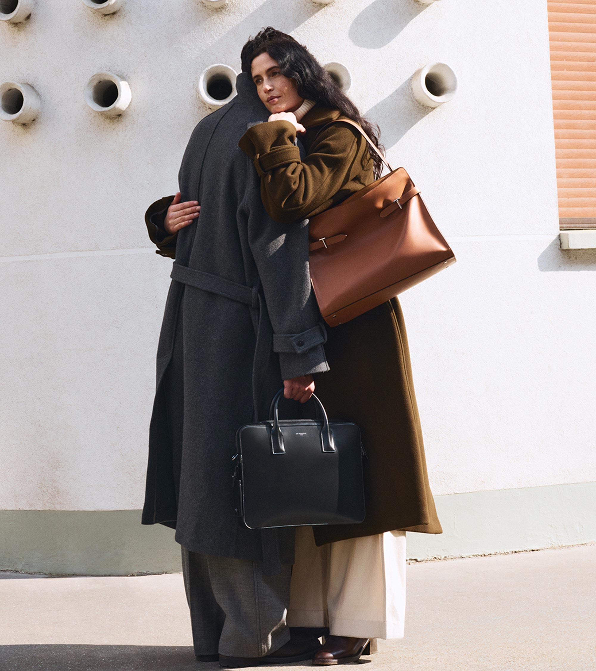 Bolsa de hombro modelo maxi Emie en cuero liso y nobuk