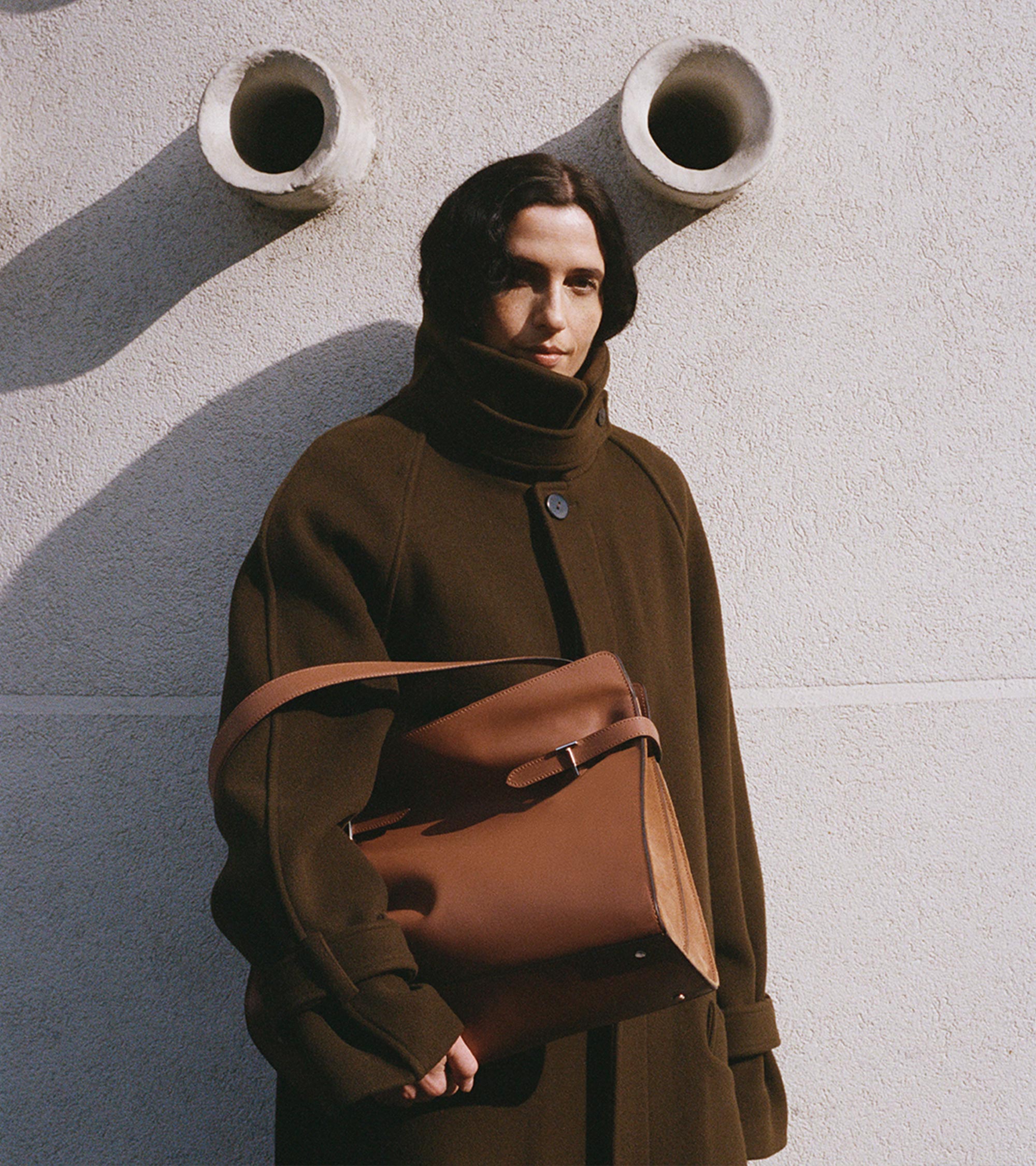 Bolsa de hombro modelo maxi Emie en cuero liso y nobuk