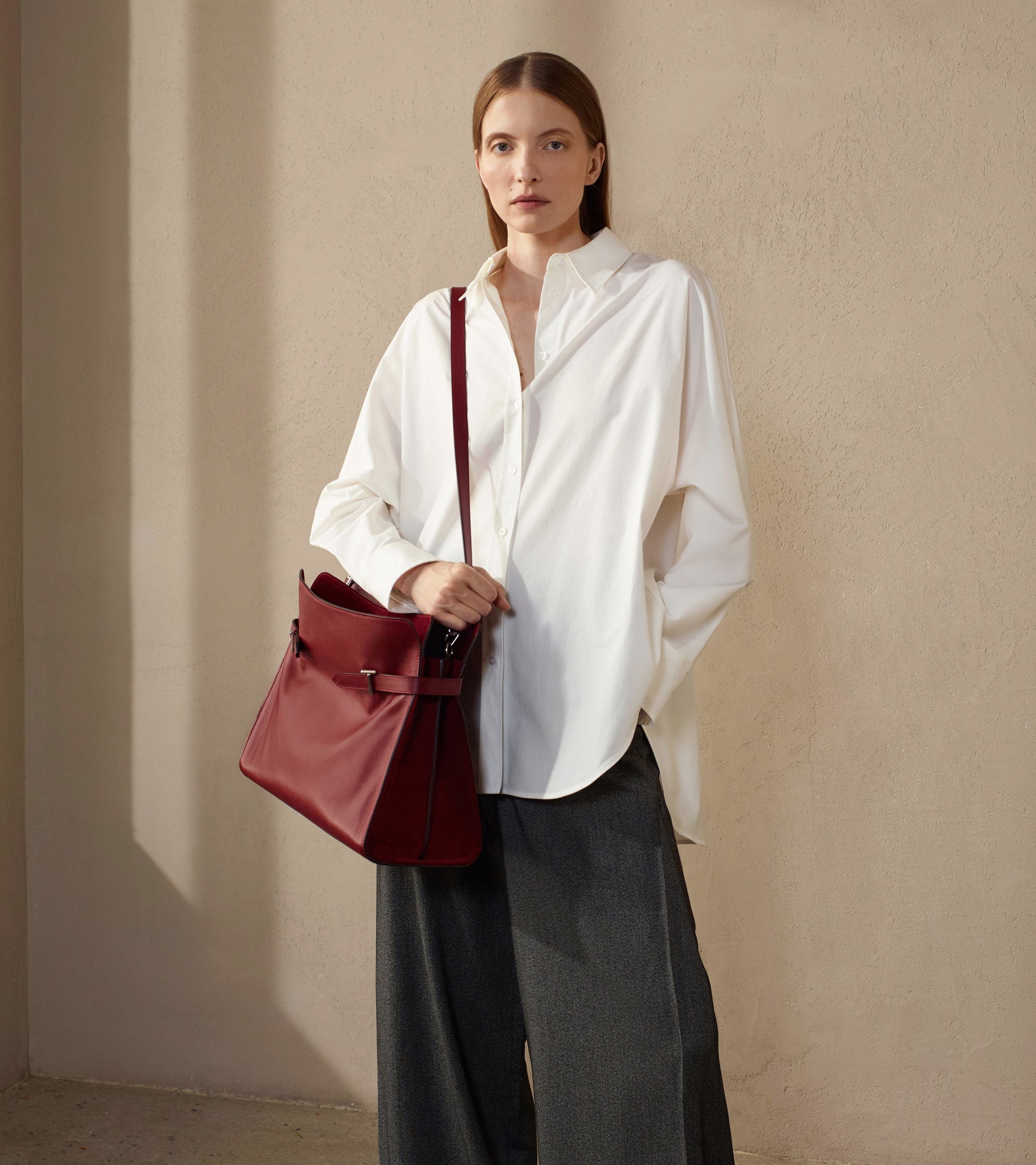 Bolsa de hombro modelo maxi Emie en cuero liso y nobuk