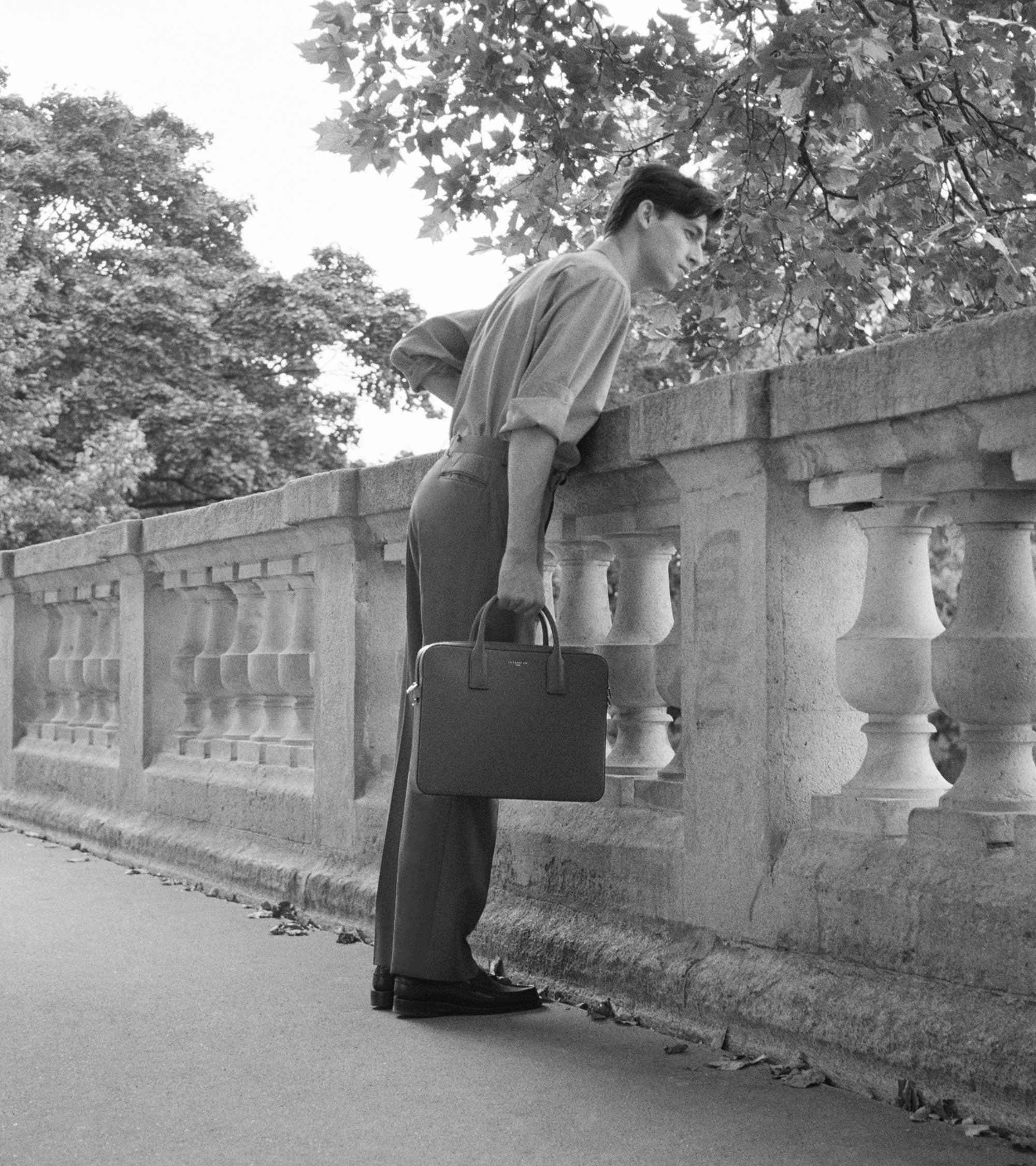 Dünne Aktentasche Emile 14 Zoll aus monogrammiertem Leder