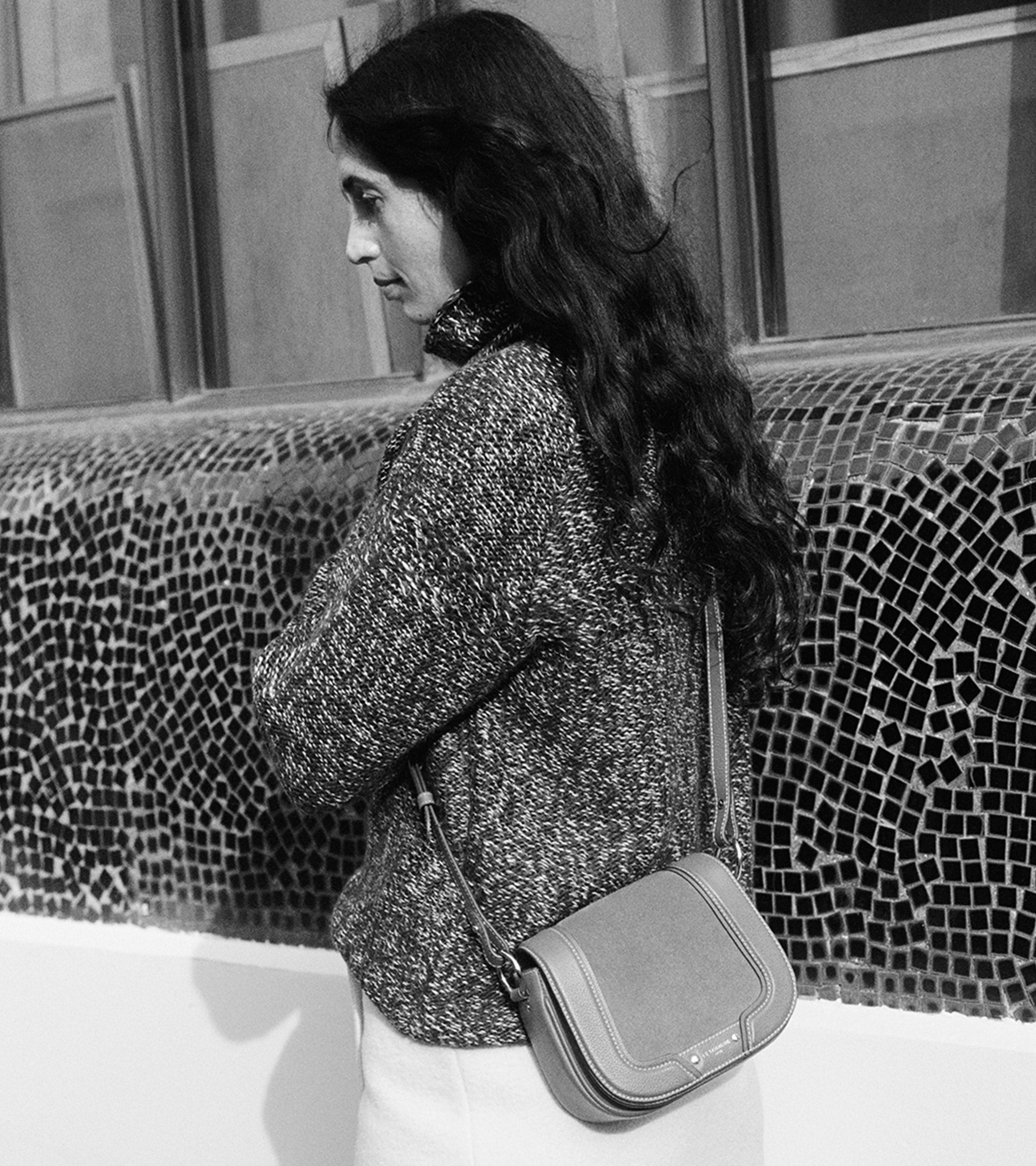 Bolso bandolera pequeño Ella de piel texturizada y nobuk