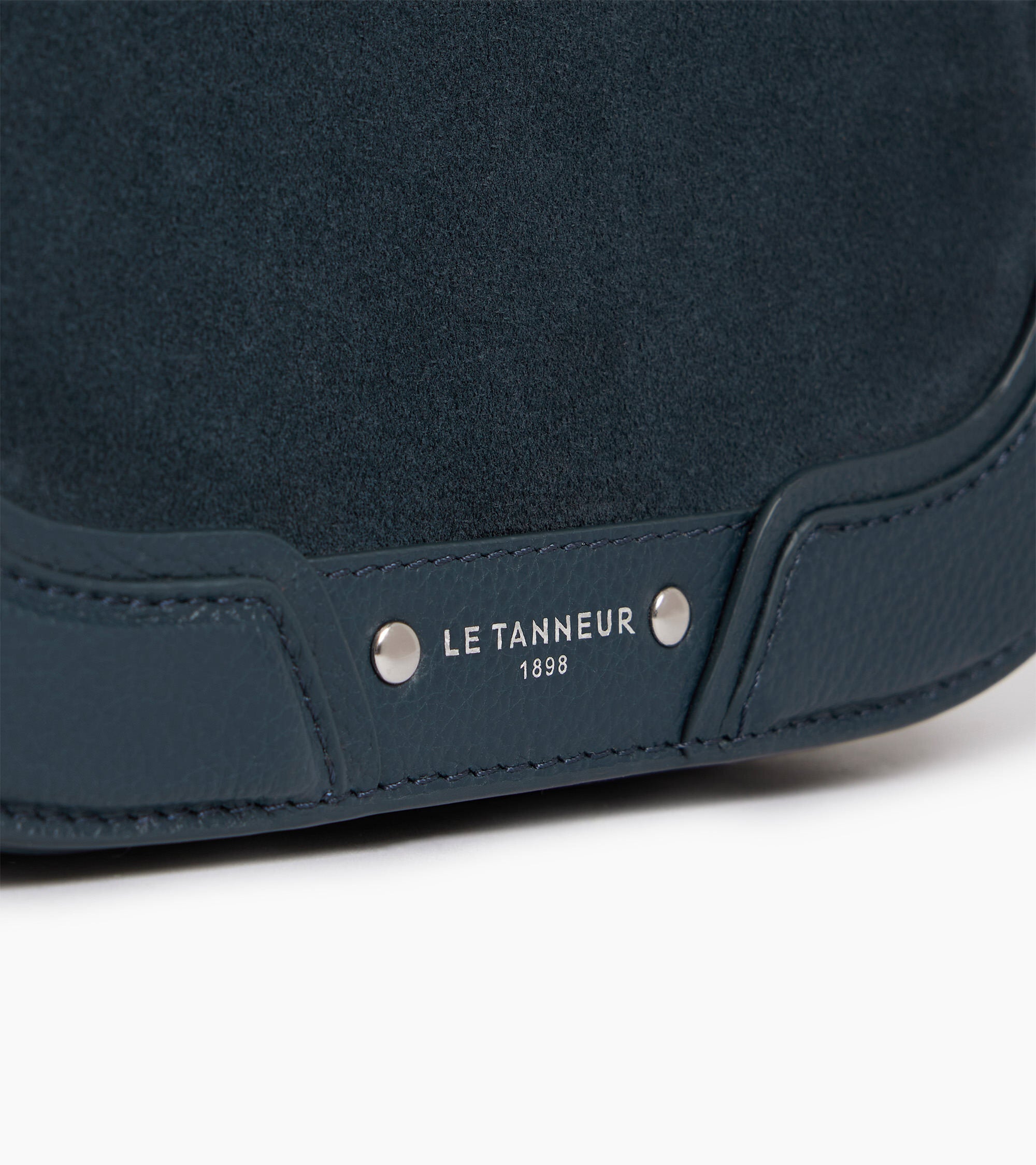 Bolso bandolera mediano modelo Ella de piel texturizada y nobuk