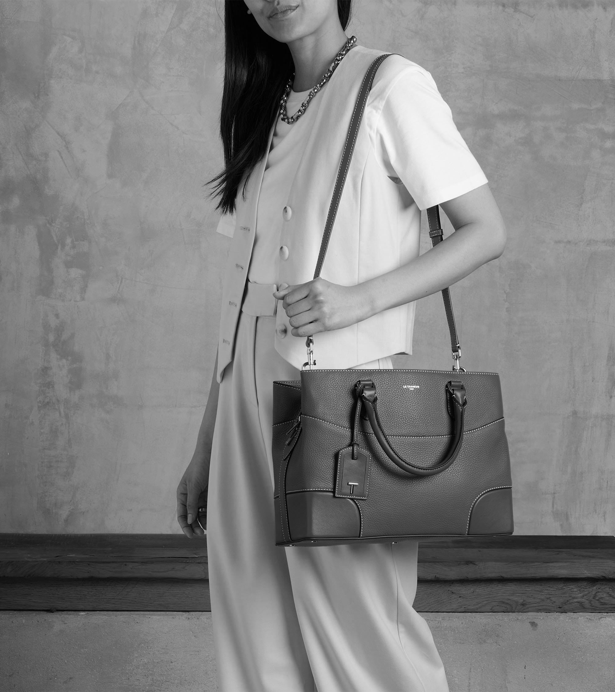 Bolso grande Romy de cuero granulado y liso