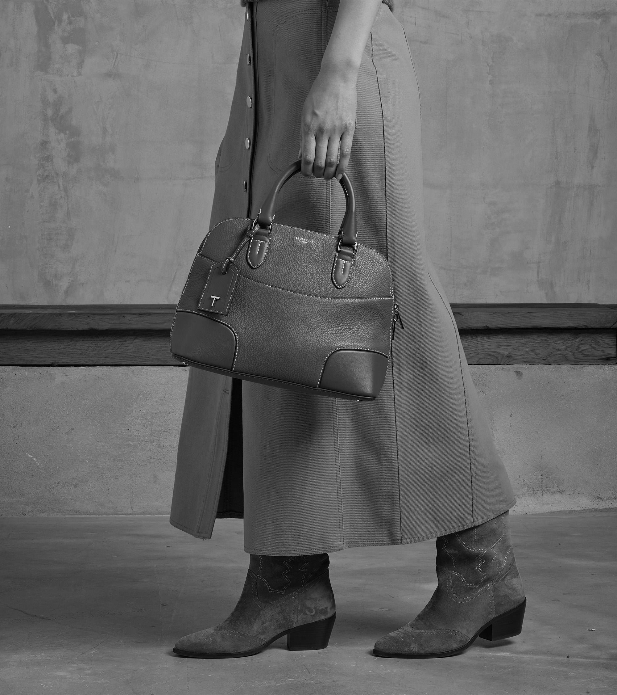 Bolso mediano Romy de cuero granulado y liso