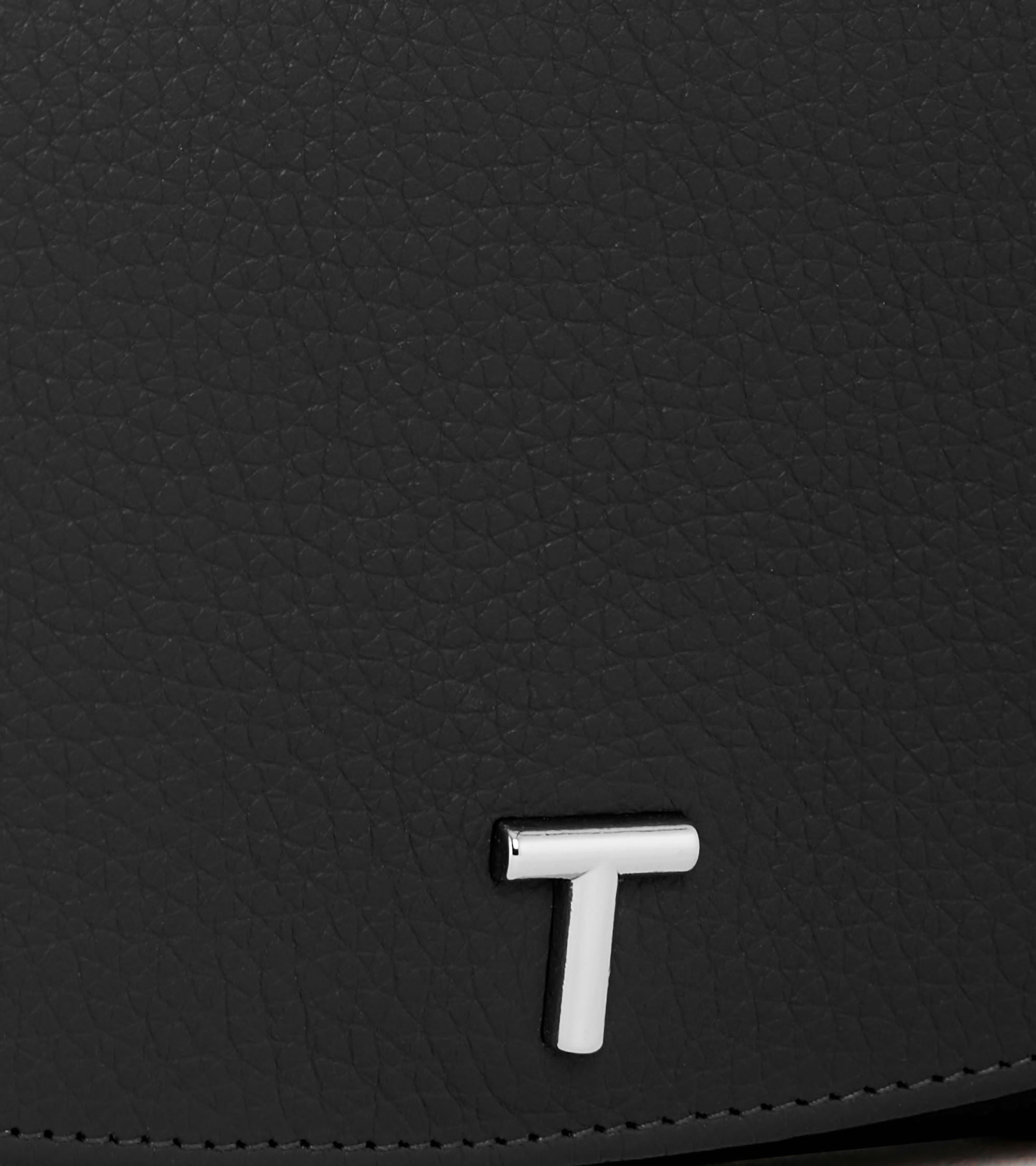 Gran billetera con solapa Romy en cuero graneado