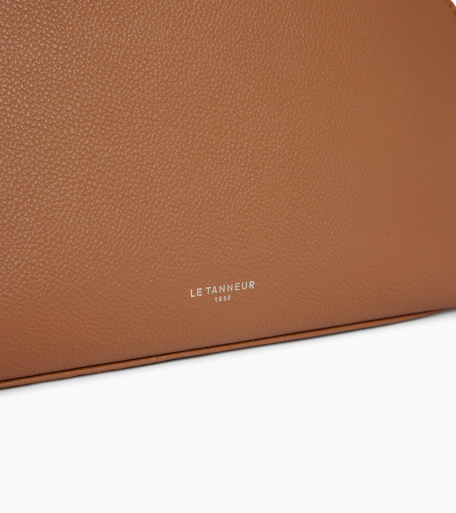 Neceser de cuero granulado con forma de media luna