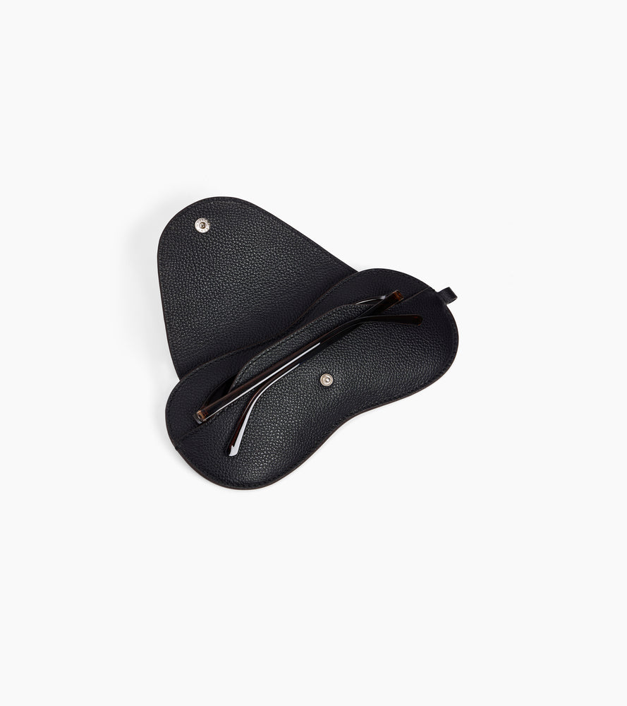 Brillenetui aus genarbtem Leder mit Charm