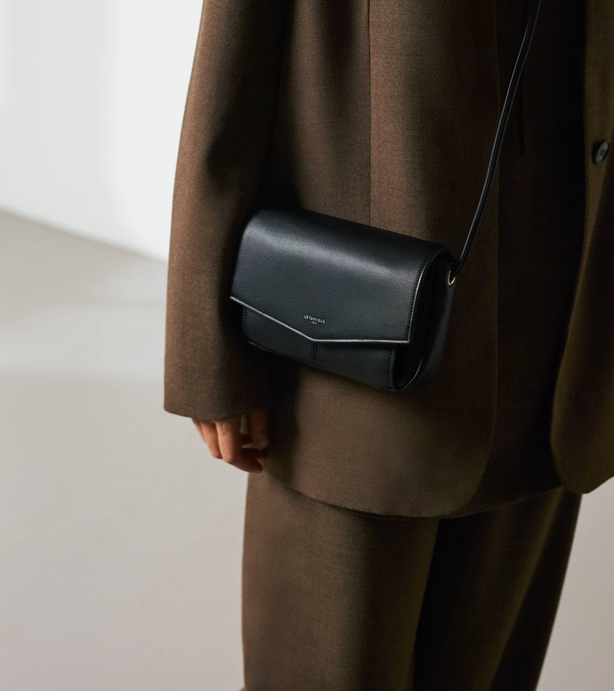 Charlotte Clutch aus glattem Leder mit abnehmbarer Schulterriemen