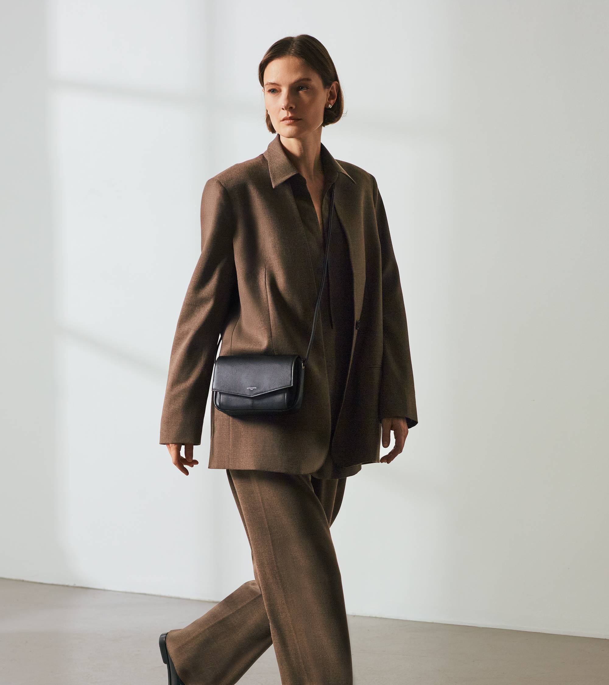 Charlotte Clutch aus glattem Leder mit abnehmbarer Schulterriemen